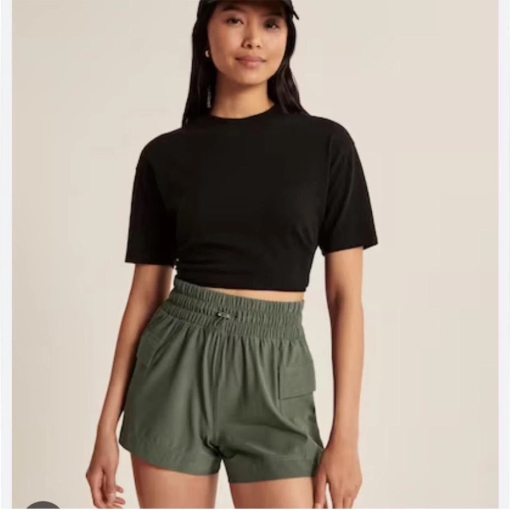 Abercrombie & Fitch Army Green Elastic Waist Traveler Shorts size small - NWOT